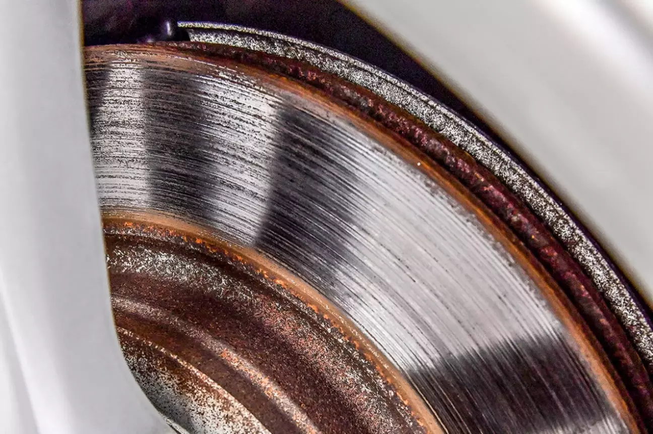 Поверхнева іржа на гальмівному диску Tesla