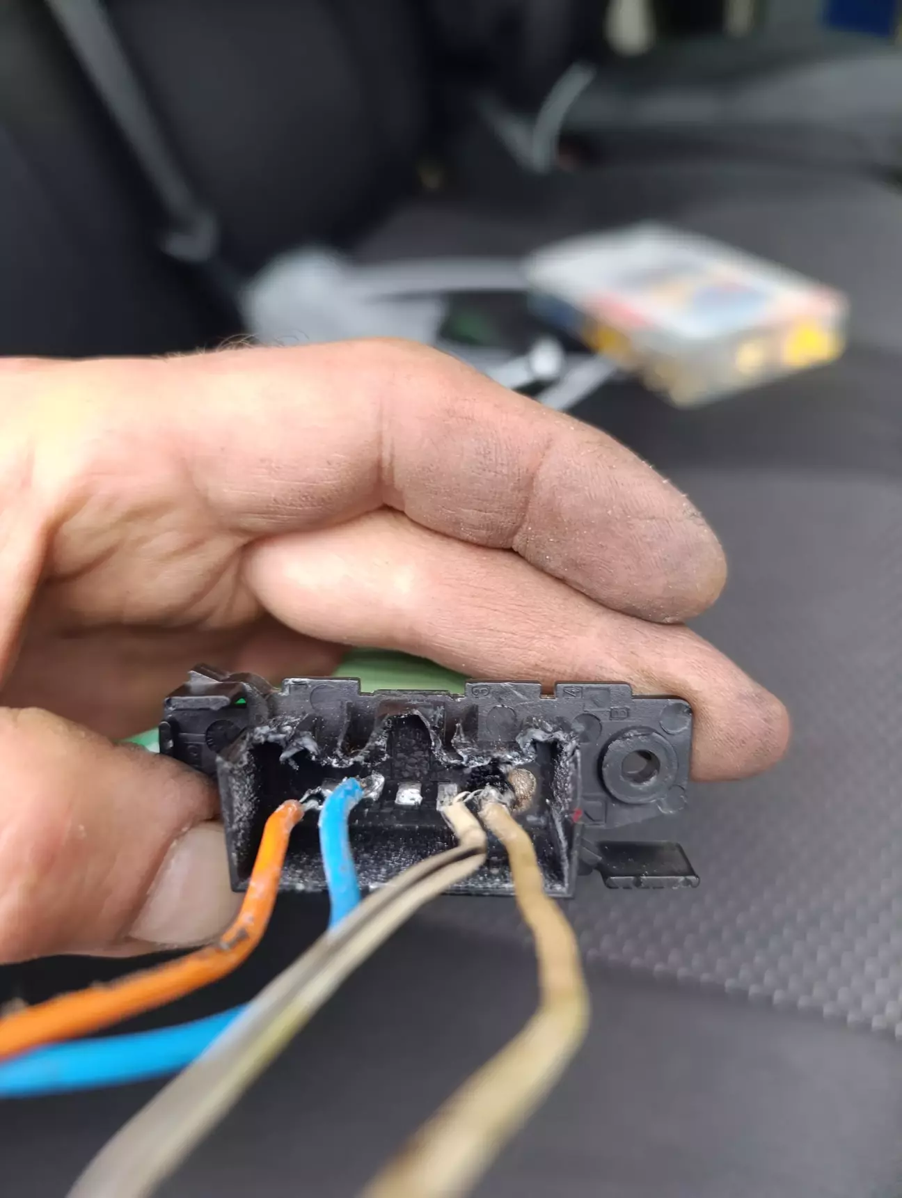 Роз'єм вигорів, горбатого ліпили прямо на піни.