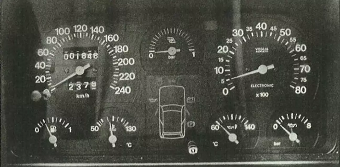 При дневном свете плохо читается: новая приборная панель Turbo