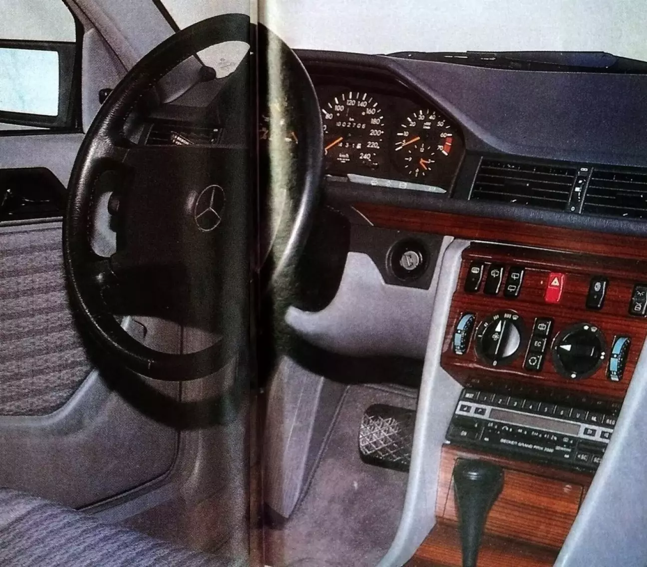 Интерьер Mercedes делает акцент на качестве и может быть обогащен с помощью ряда опций.