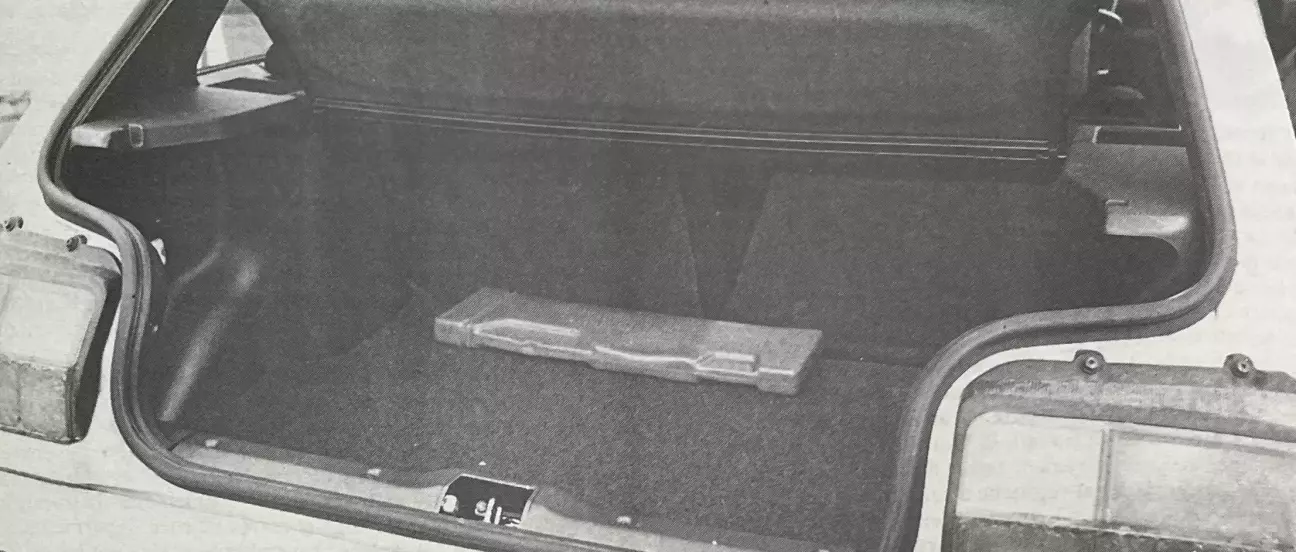 Объем багажника довольно ограничен, несмотря на возможность складывания заднего сиденья.