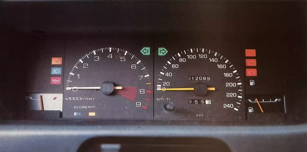 Приборная панель очень легко читается, но не очень полная как для GT.