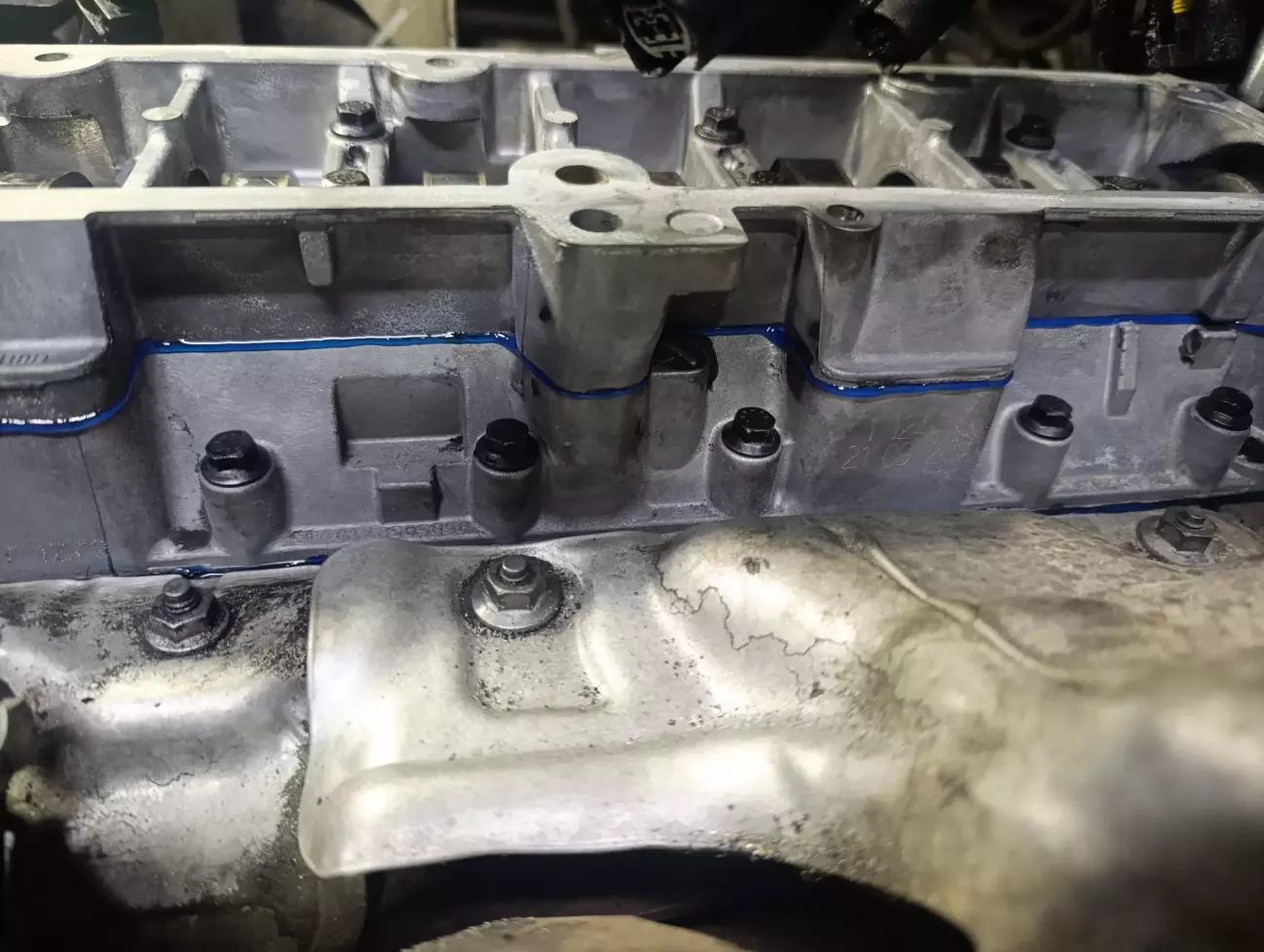 Постіль запакована анаеробним герметиком. 15-хв і він застиг в місцях контакту.