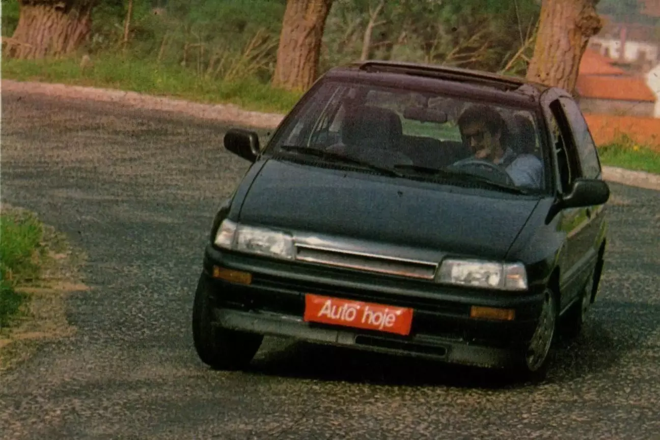 Довольно жёсткие подвески, тем не менее, не предотвращают ощутимый крен кузова.