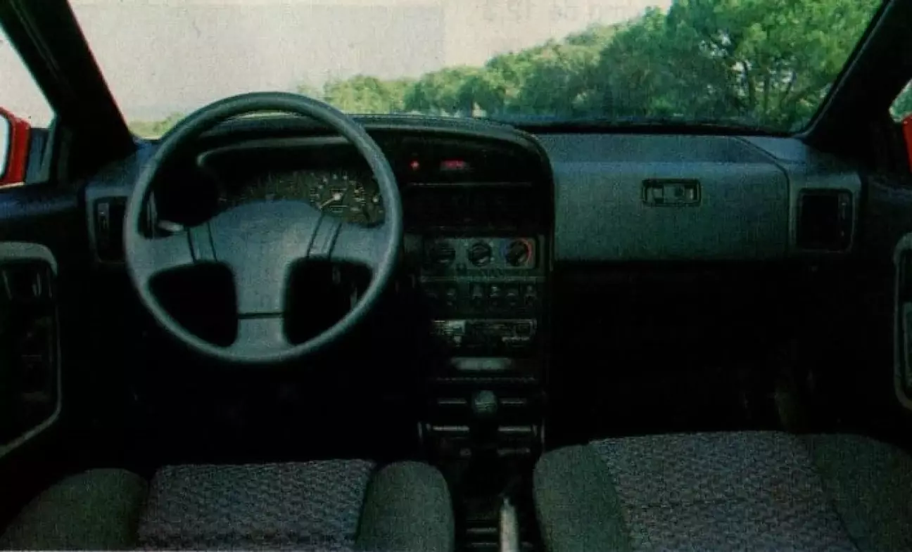 В этом южнокорейском купе легко найти хорошую водительскую посадку за рулём.