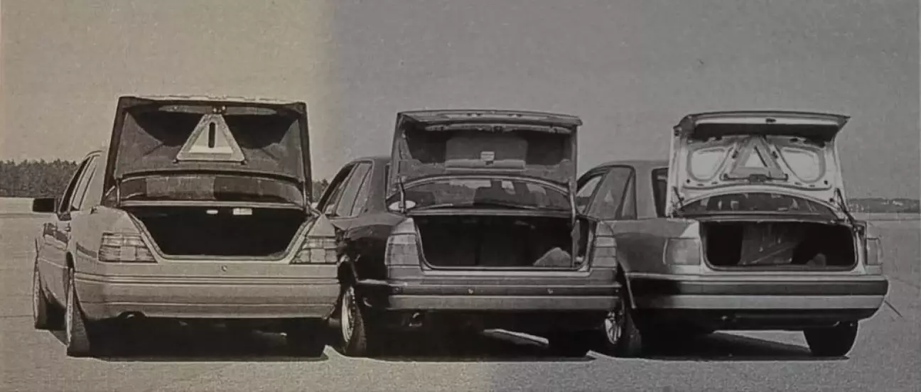 Багажники открыты: у Mercedes (слева) самая высокая кромка загрузки.