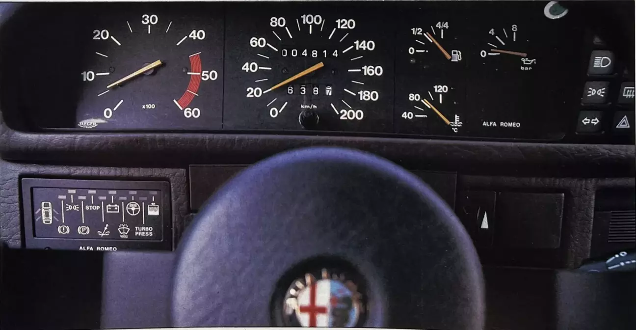 В отличие от 2.5 I, Turbo Diesel использует очень традиционные циферблаты.