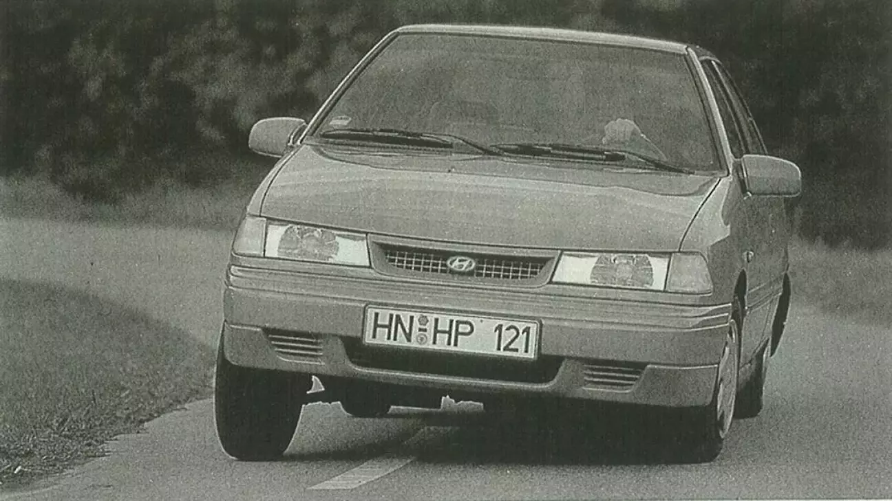 Уже при умеренном темпе Hyundai Pony сильно наклоняется на бок в поворотах.