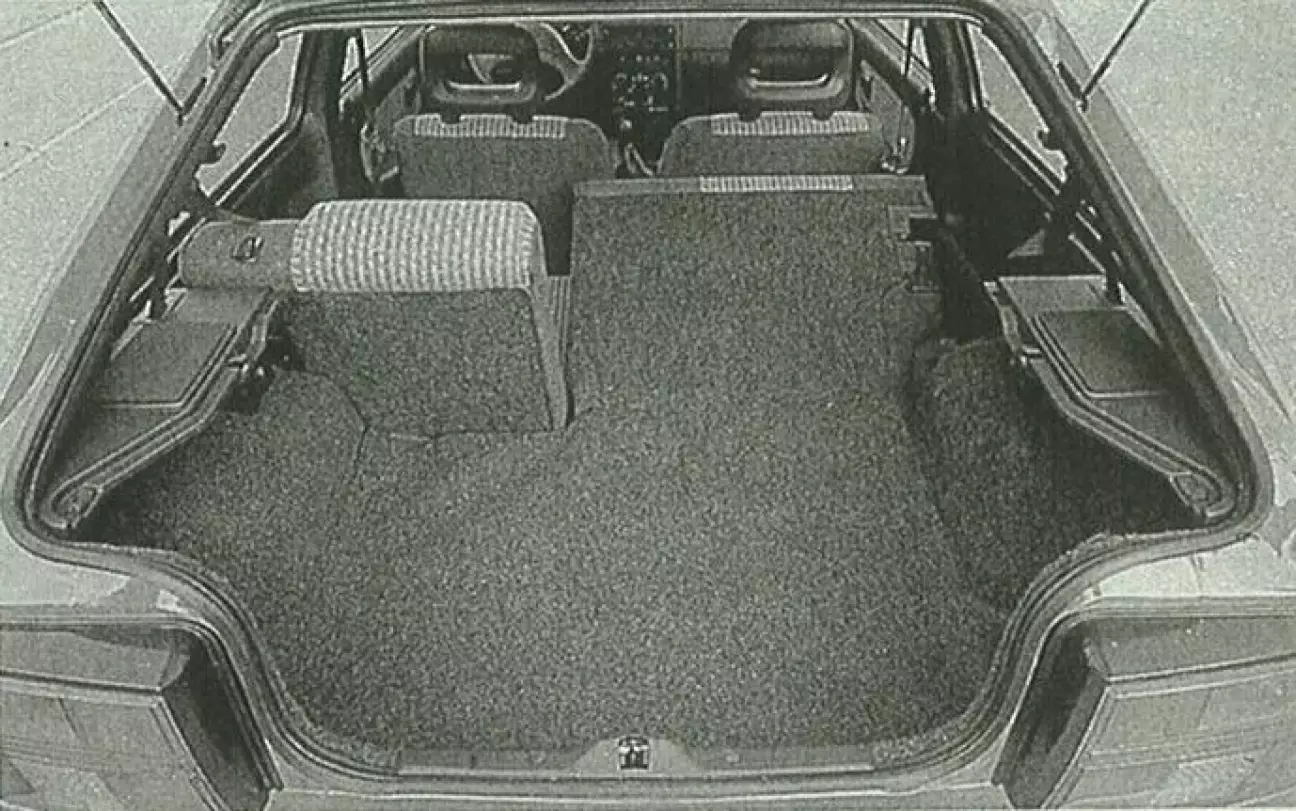 Задние сиденья складываются. Скользкий пол багажника.