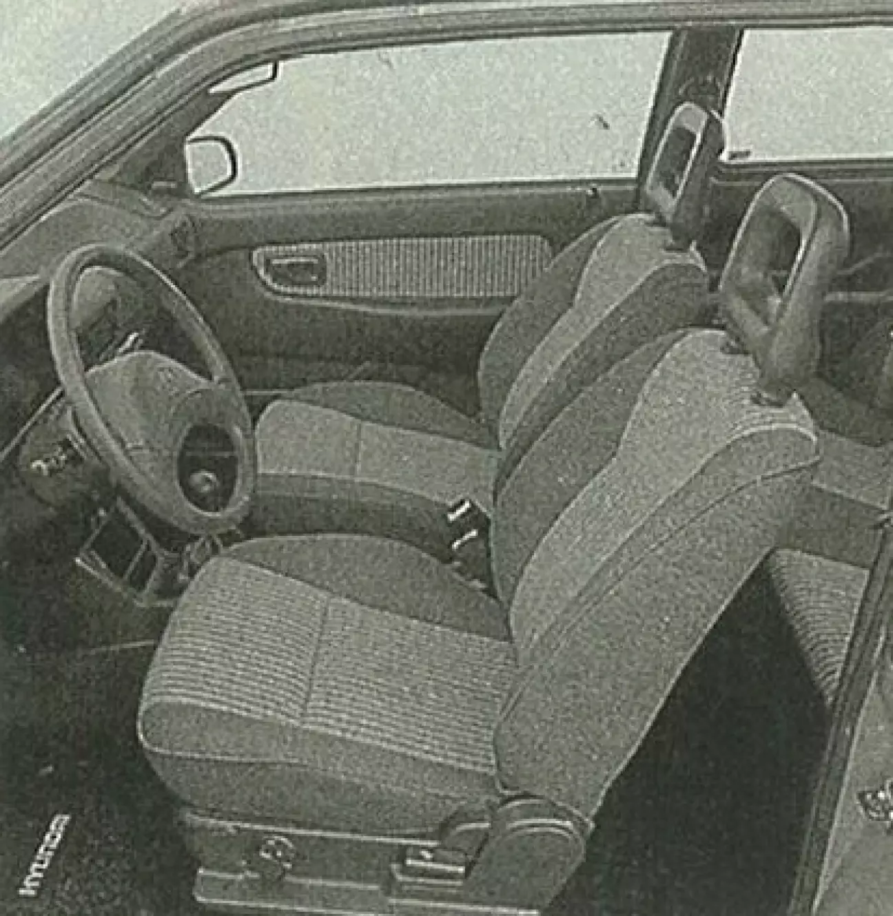 Спереди сидеть более или менее удобно, сзади, скорее, немного тесно.