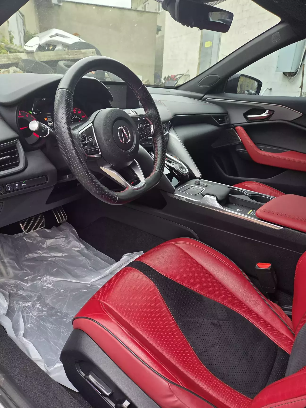 Частина салону та панель приладів.