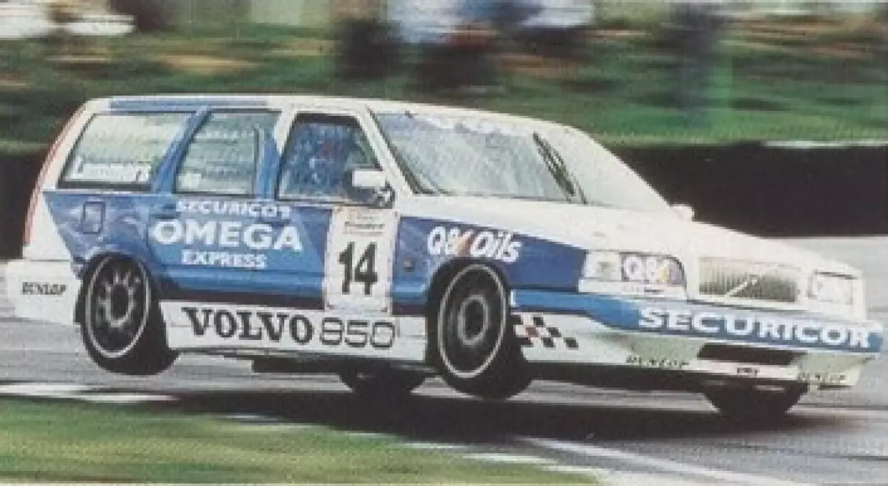 Стремительно движется в Англии: Volvo 850 Racing по регламенту 2,0-литровых туринговых автомобилей.