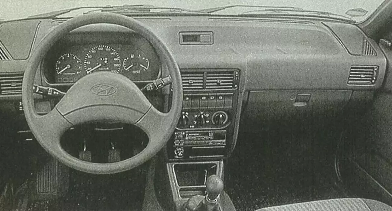 Приборная панель достаточно наполнена индикаторами и удобна для обзора.