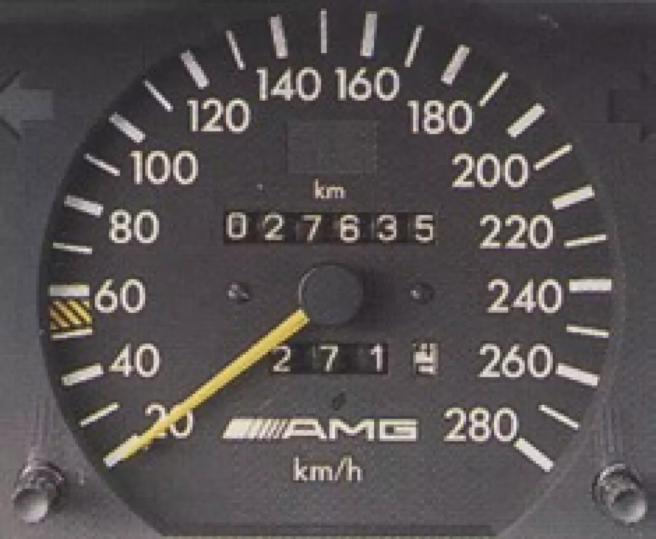 Спидометр с надписью AMG как единственный отличительный знак