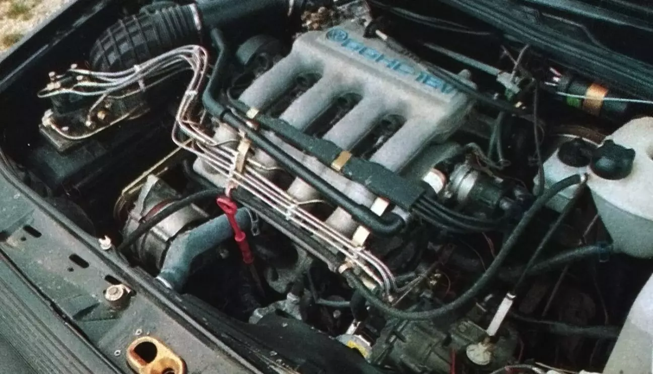 Под капотом VW Jetta был установлен 1,8-литровый двигатель от VW Golf GTI 16 клапанов.