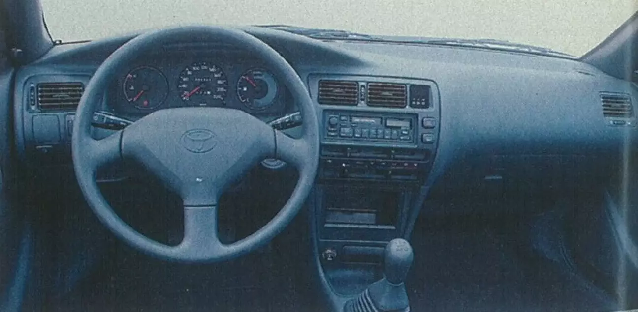 Функциональность отличает салон Corolla, однако тахометр отсутствует.