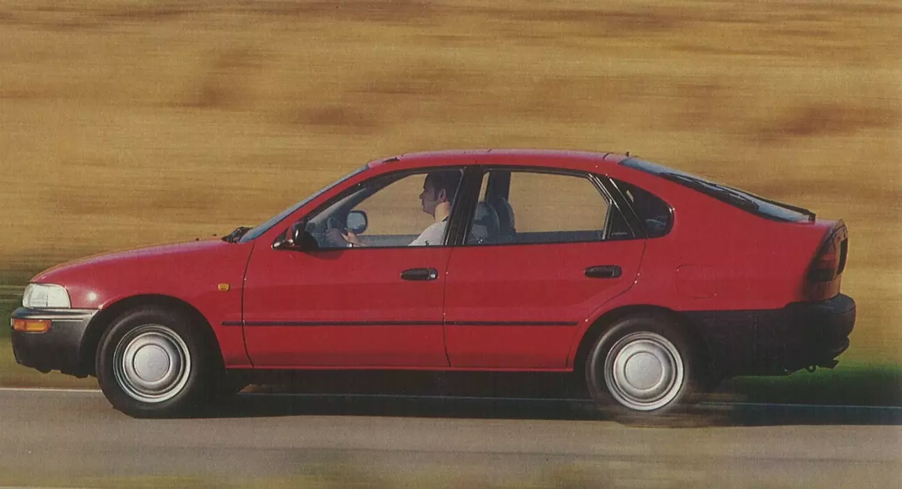 Плоский капот и приподнятая задняя часть — характерные признаки округлой Corolla Liftback.