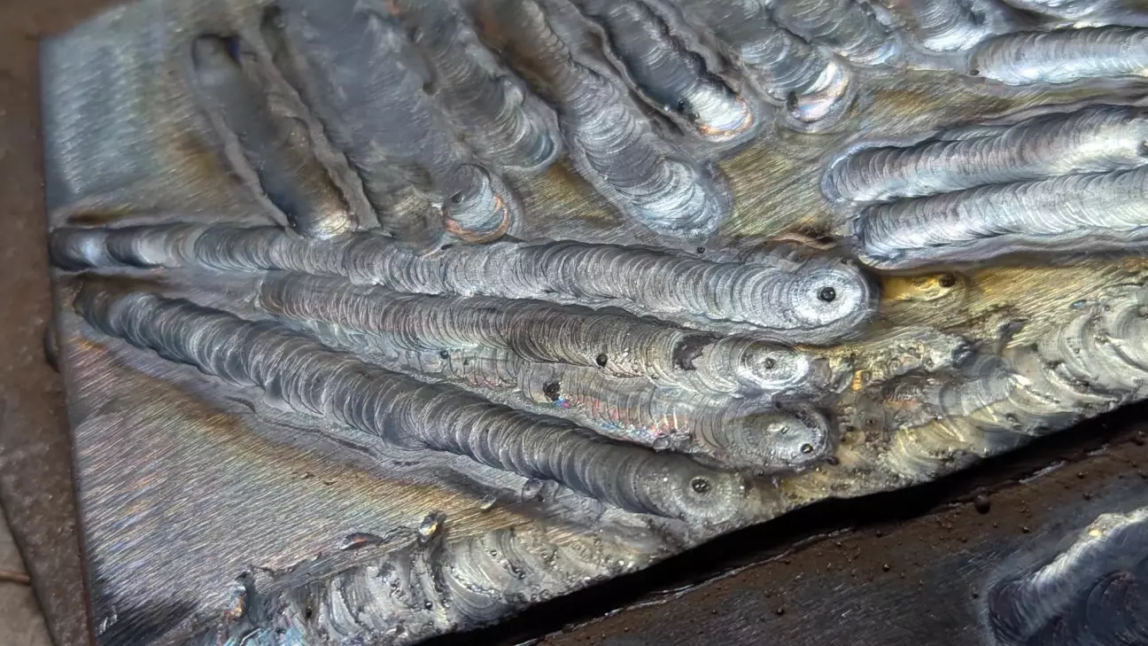 Зварені правою рукою шви, я зрозумів як можна ніби ковзати соплом по шву.