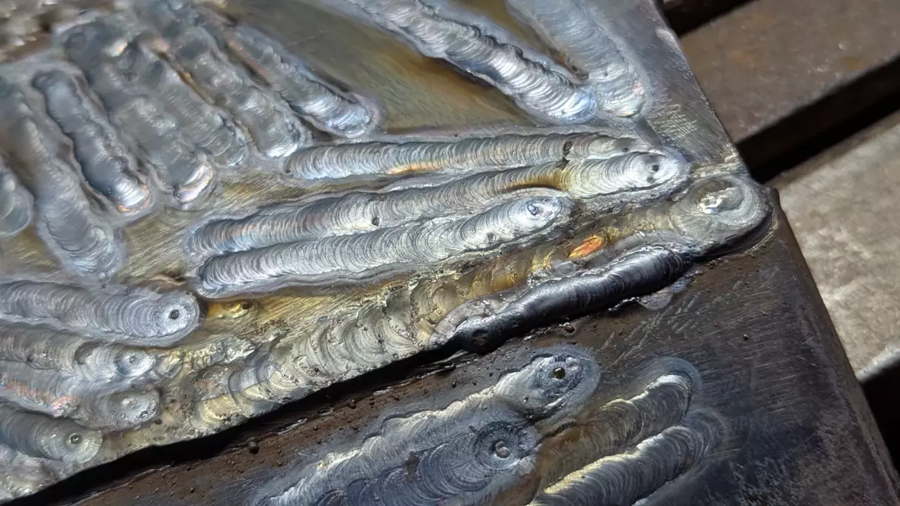 Я зміг заварити лівою рукою шви, які було не зручно варити правою