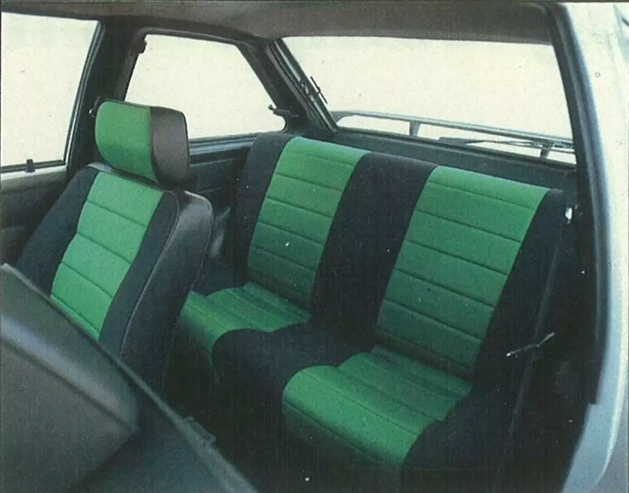 Легкодоступное заднее сиденье предлагает достаточно места.