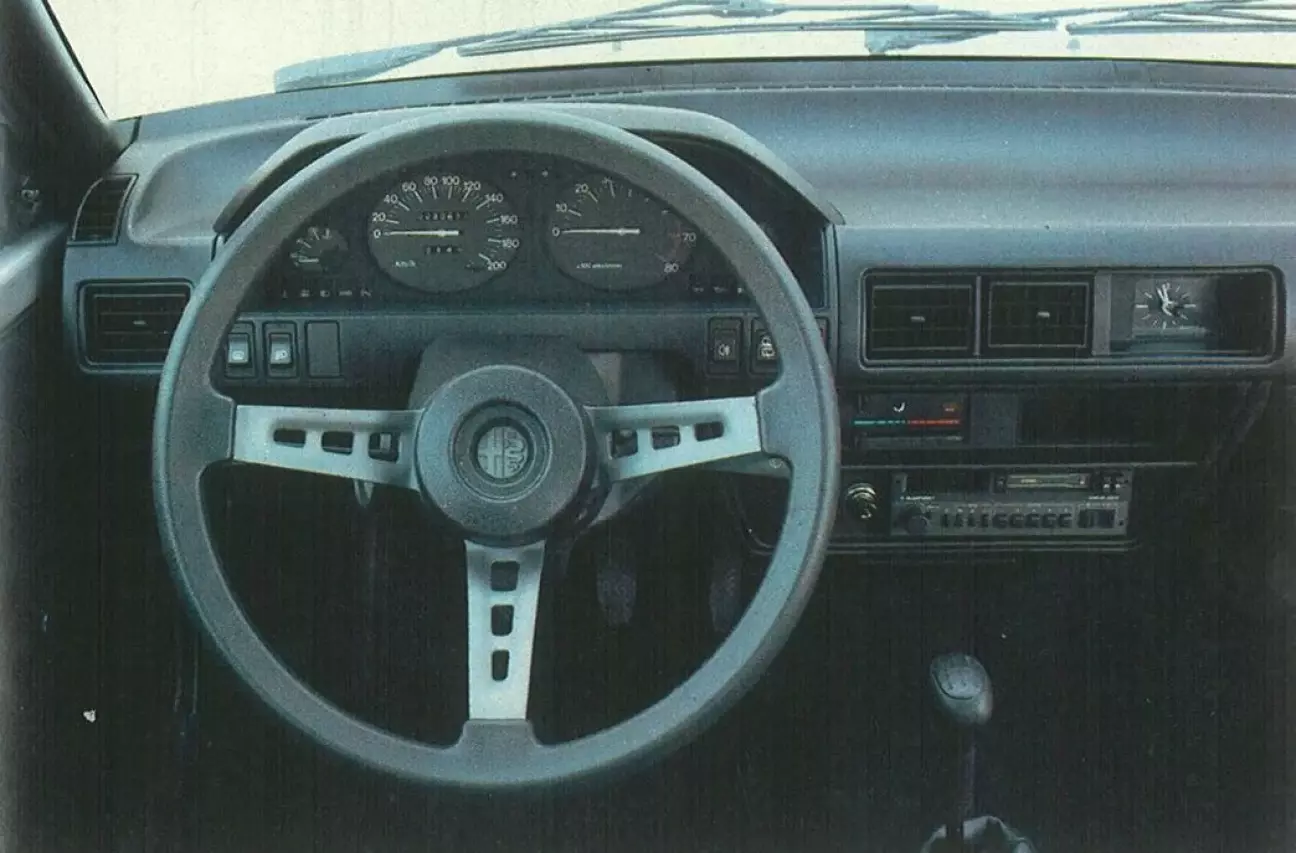 Трехспицевое рулевое колесо регулируется по высоте.