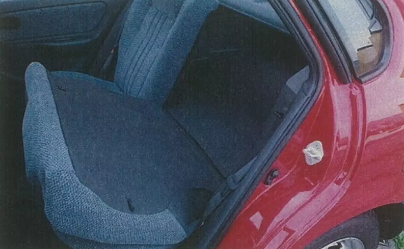 Асимметрично разделенная спинка заднего сиденья легко и быстро складывается.