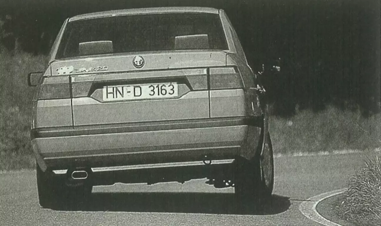 Стилевым признаком Alfa 155 является массивный дизайн задней части кузова.