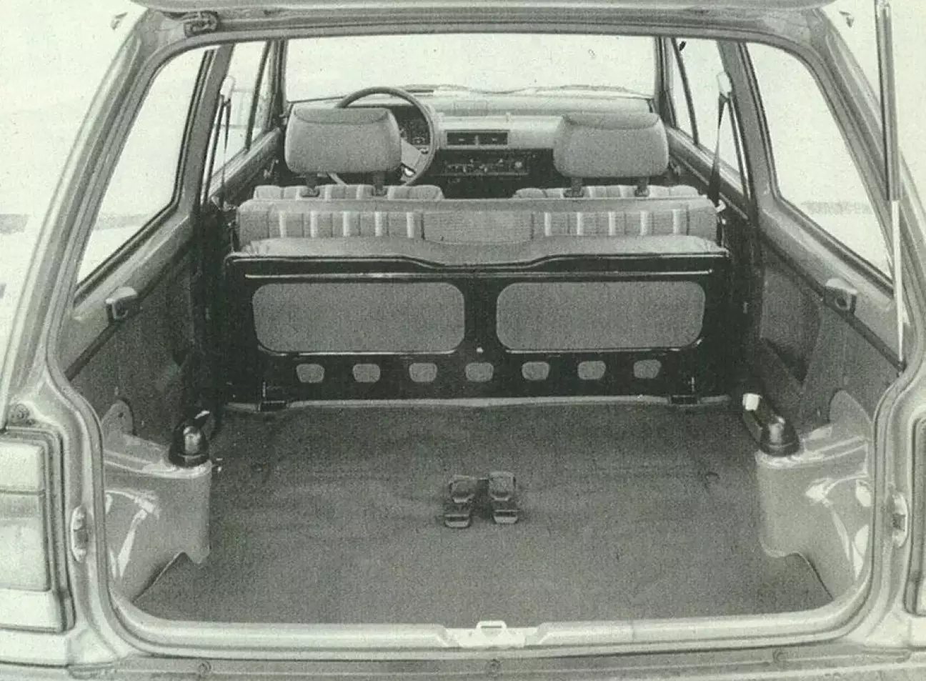 При откинутом заднем сиденье багажное пространство значительно