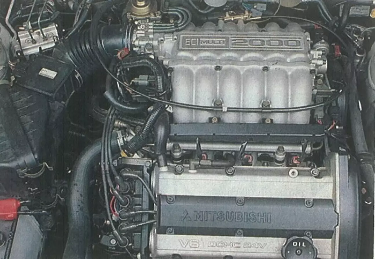 V6: поперечно расположенный мотор обладает 24 клапанами.