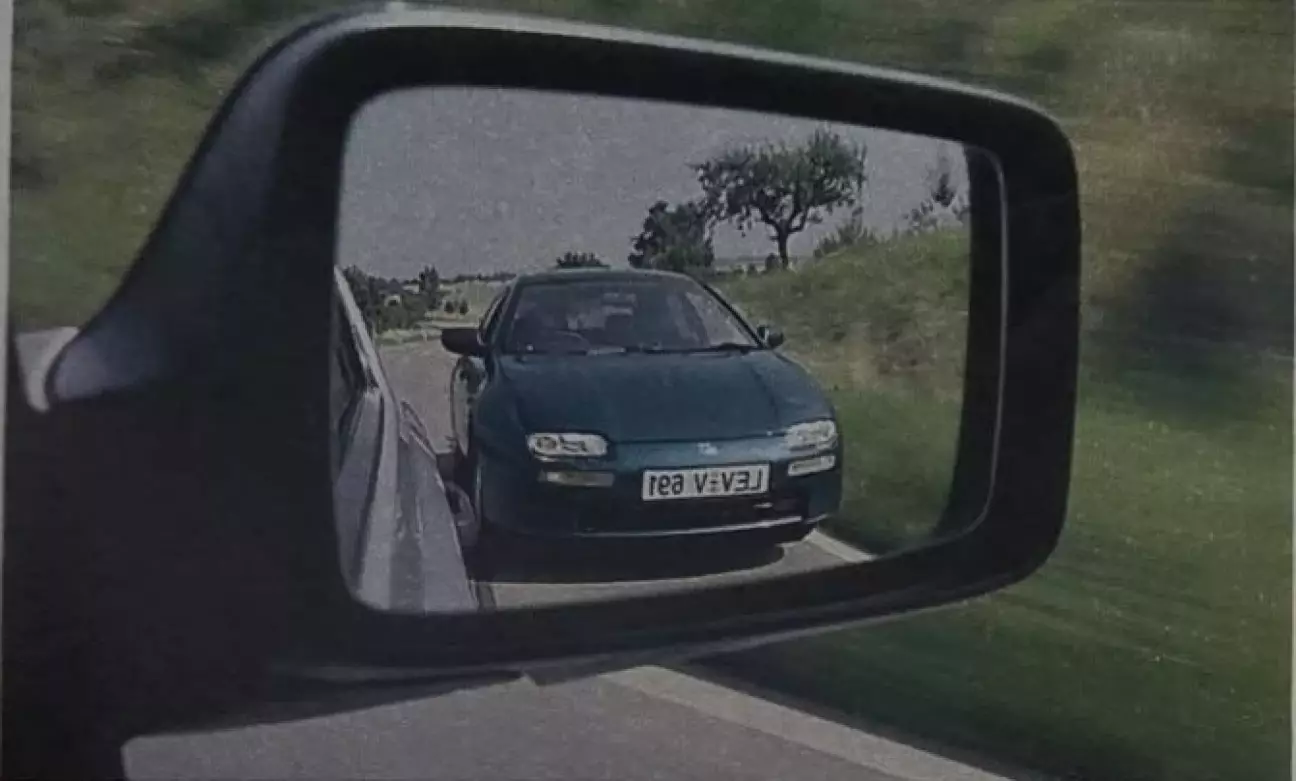 В зеркале заднего вида: Mazda вплотную за VW Golf.