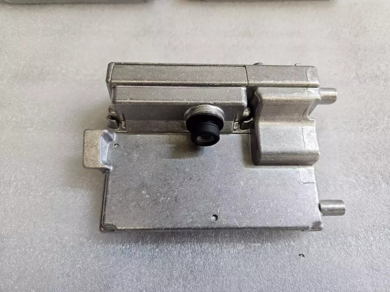 По відгукам вона краща від попередньої 3Q, має кольорову камеру та ширший кут огляду