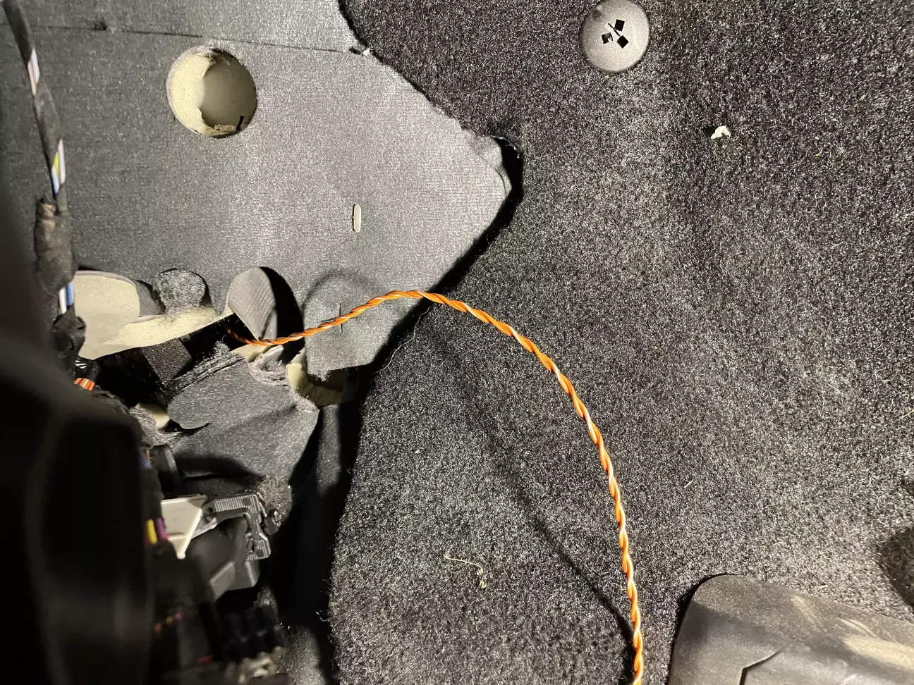 Місце де виходять проводи з салону