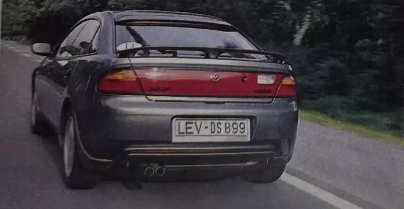 Задняя часть, хотя и передает динамику, но не отличается обзорностью.