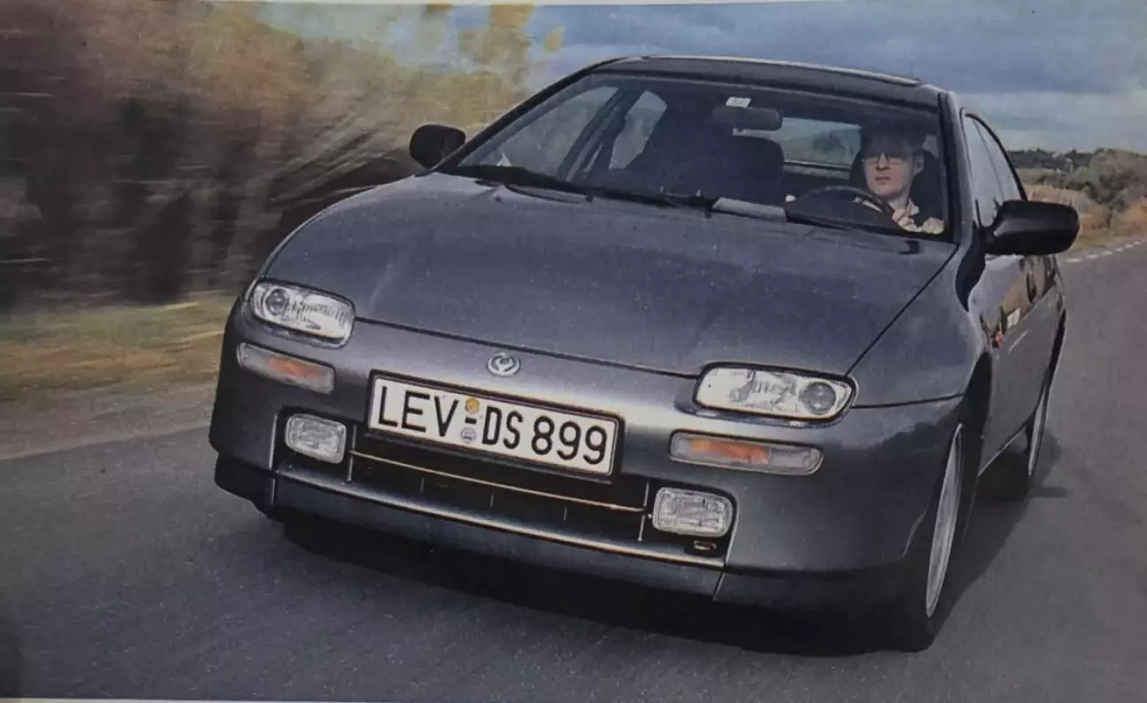 Mazda — это полноценное купе, с плоским "носом" благодаря DE-свету.