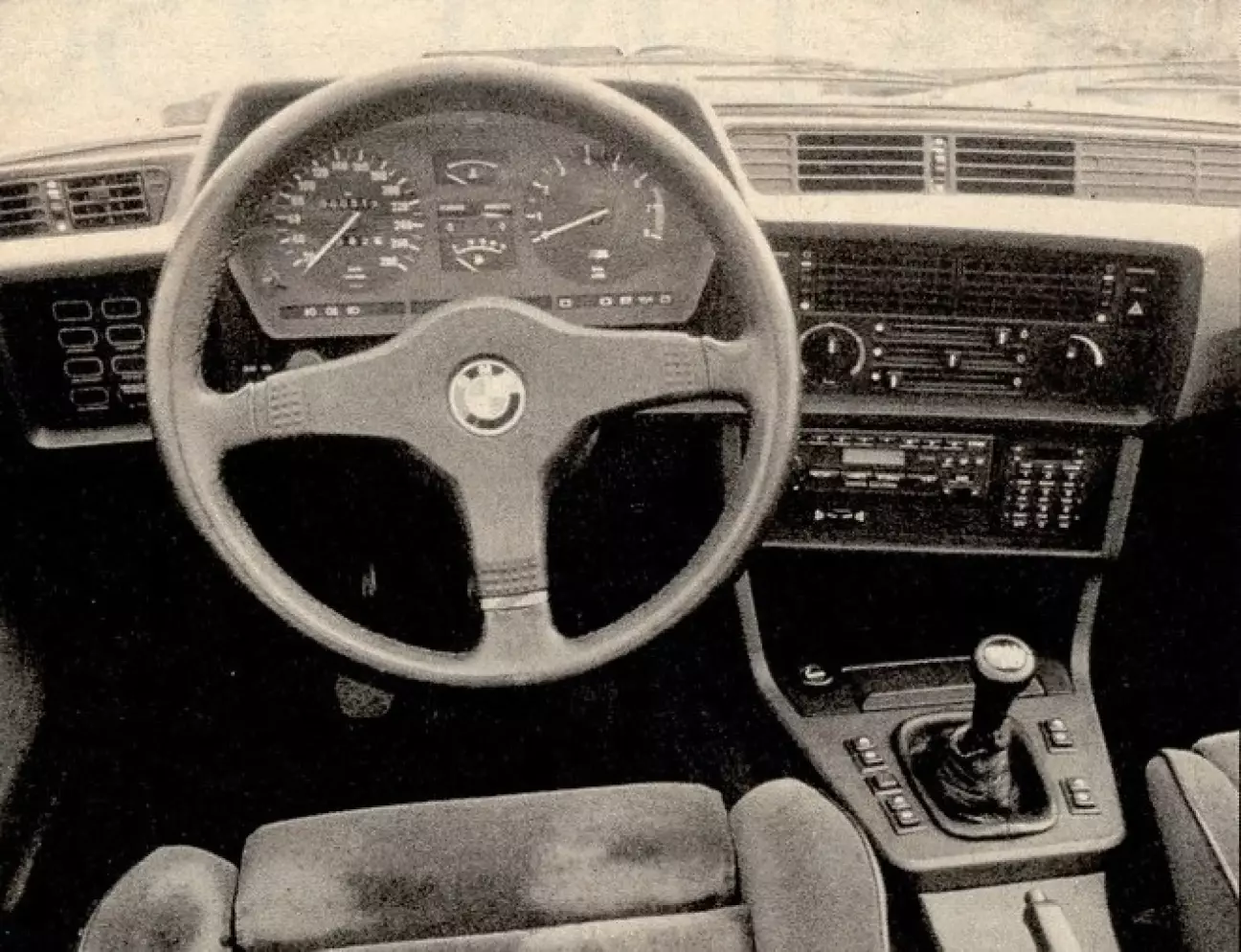 Рабочее место водителя с образцовой приборной панелью.