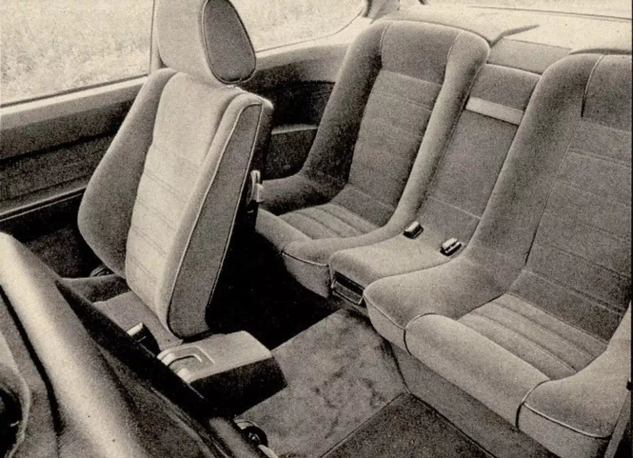 Интерьер: настоящий двухместный автомобиль с двумя дополнительными местами (2+2).