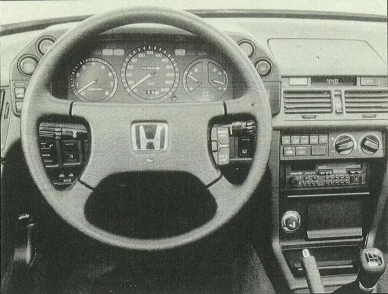 Аккуратная и функциональная: передняя панель Legend.