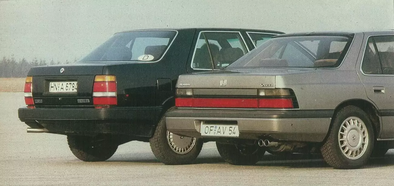 Задняя часть Lancia выглядит коренастее, чем более плоский задний срез Honda Legend.