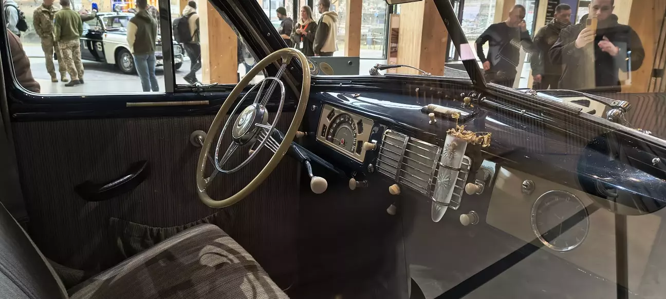 Так і відуваєш той старий олдскульний запах бензину в машині..