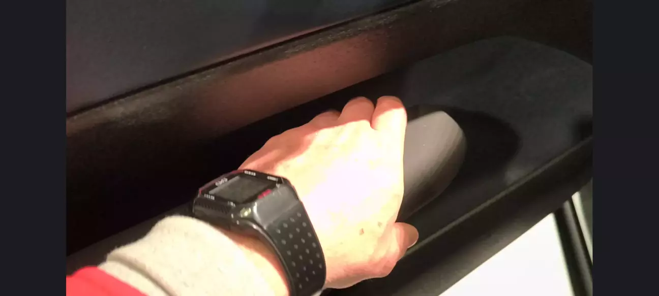 Підлокітник лівої руки. Можна охопити, і це не звично