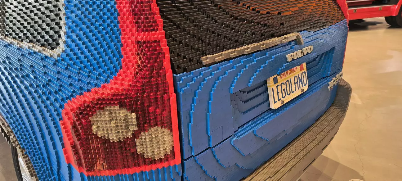 І навіть Вольво з Лего в справжній розмір