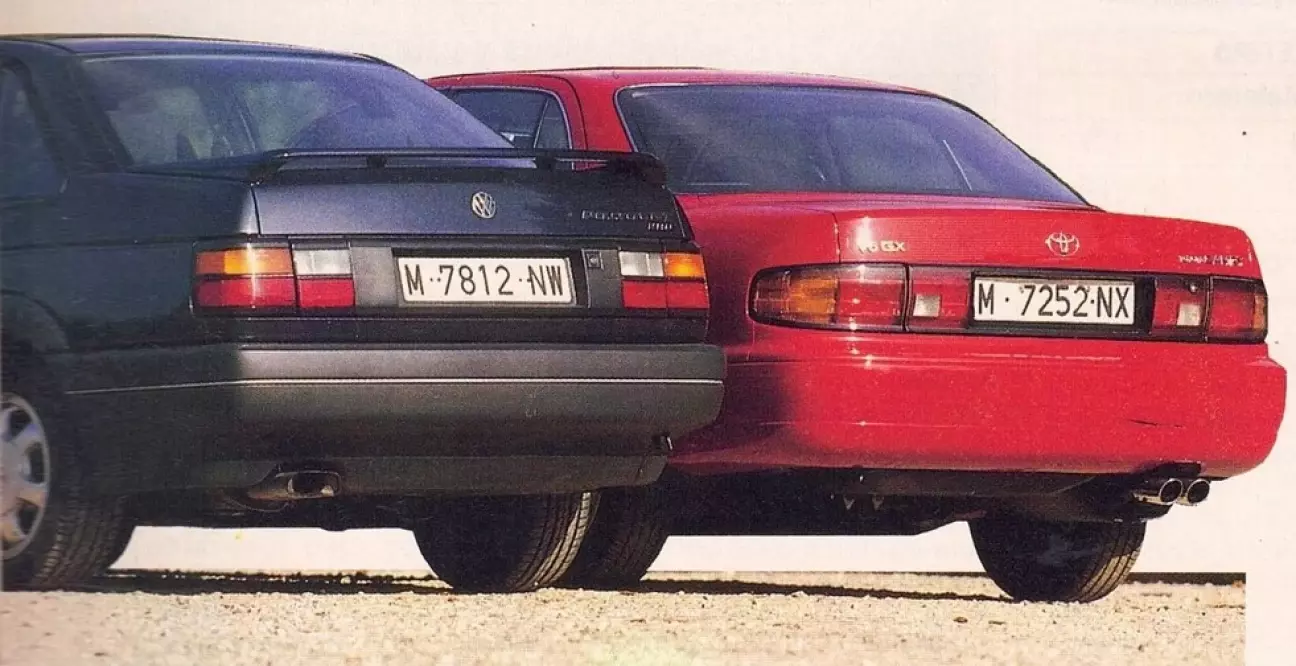 Два разных стиля: Passat — узкий и высокий; Camry — широкая и низкая.