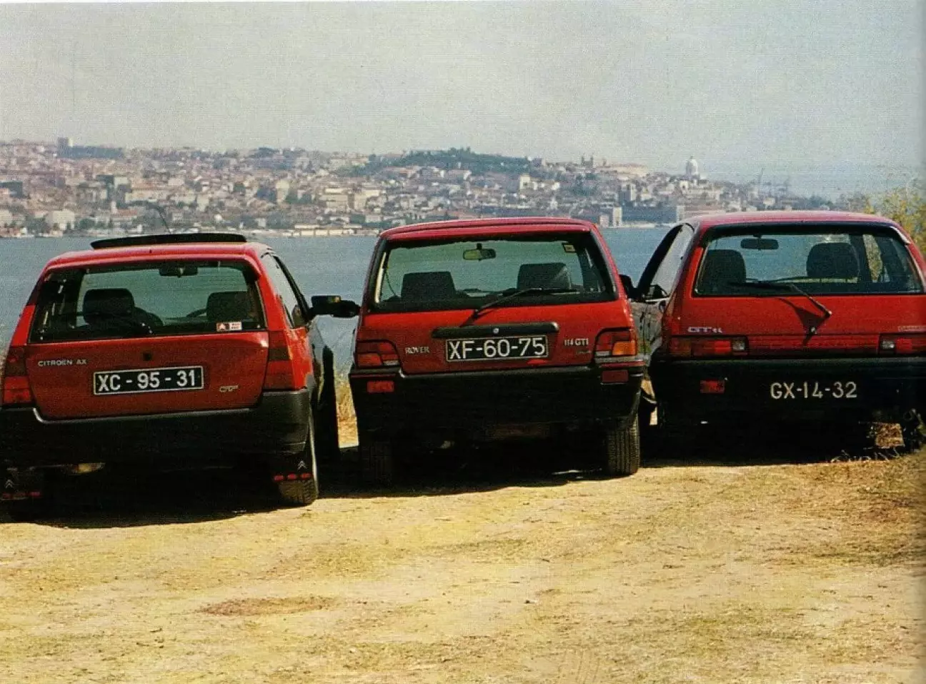 Различные решения для задней части трёх автомобилей — Rover самый высокий, Daihatsu самый широкий.