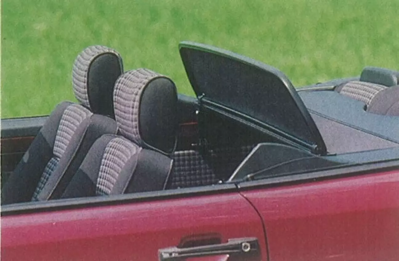 Ветрозащитный экран превращает четырехместный автомобиль в двухместный.