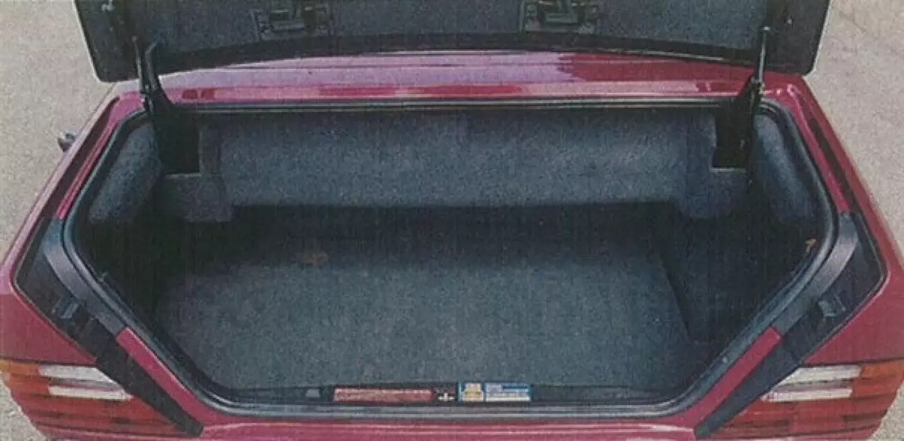 Уменьшенный объем багажника: 300 литров.