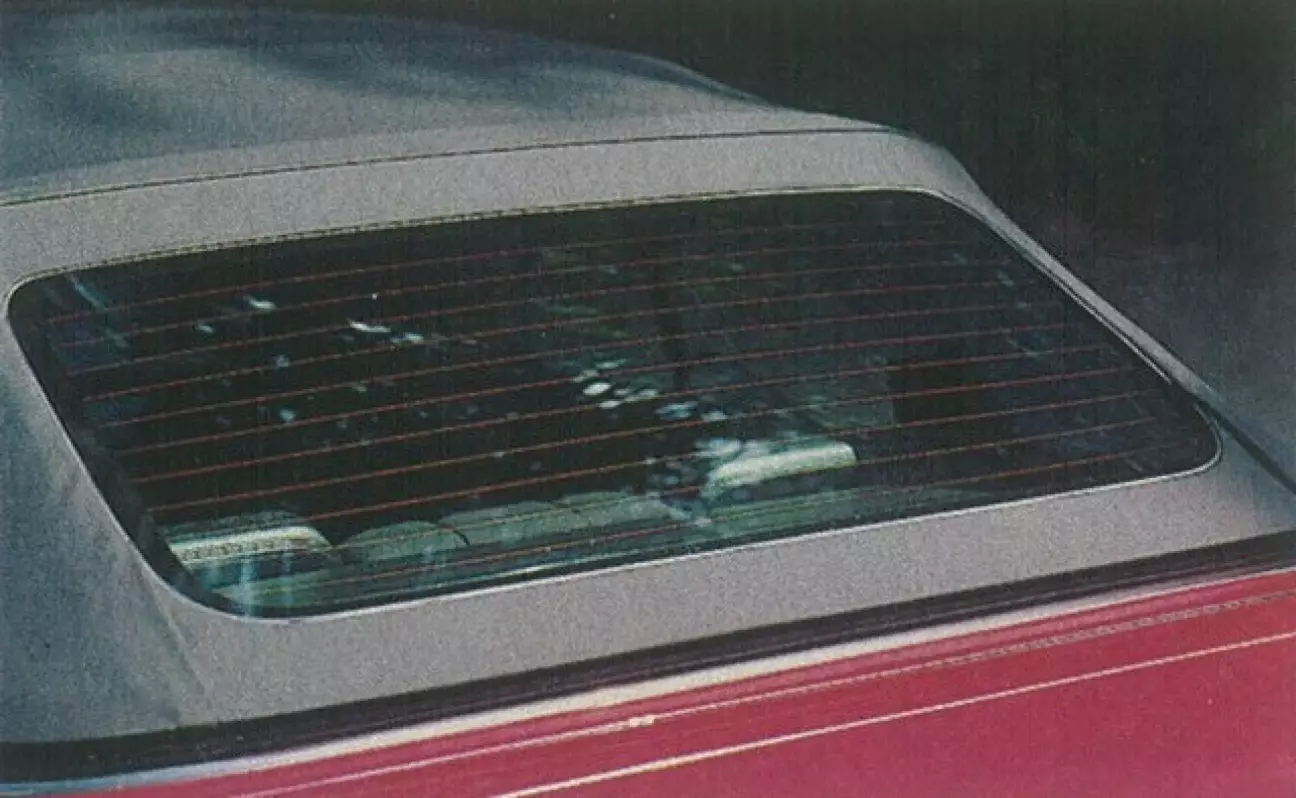 Обогреваемое заднее стекло, ограниченная обзорность.