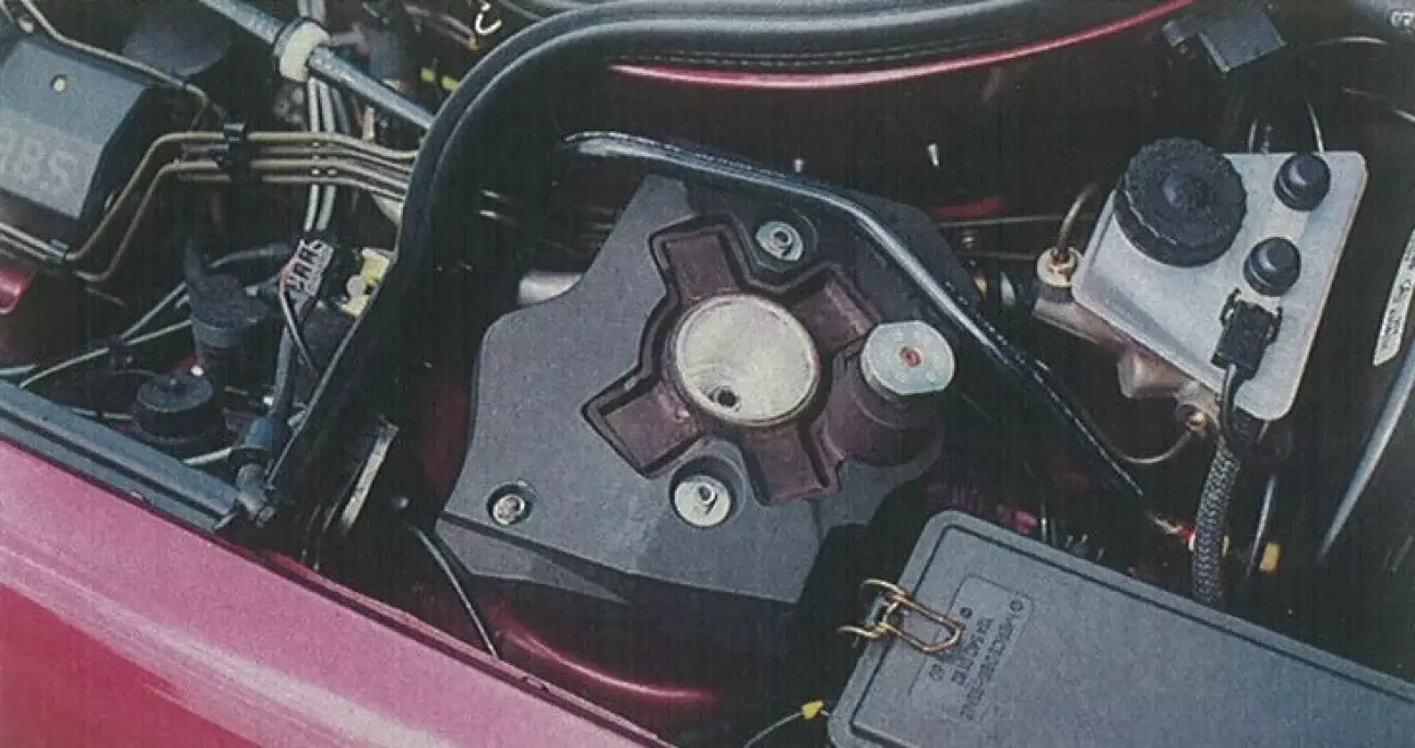 Гаситель колебаний на креплении амортизаторной стойки.