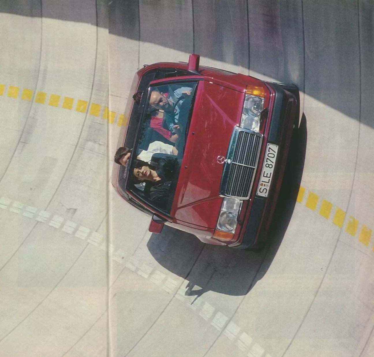 Сверху открыто: удовольствие от кабриолета в Mercedes 300 CE-24.