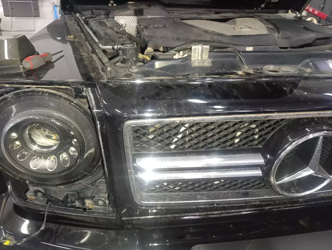 Очки кріпляться штатно на 2-х саморізах які піджимають пластину.