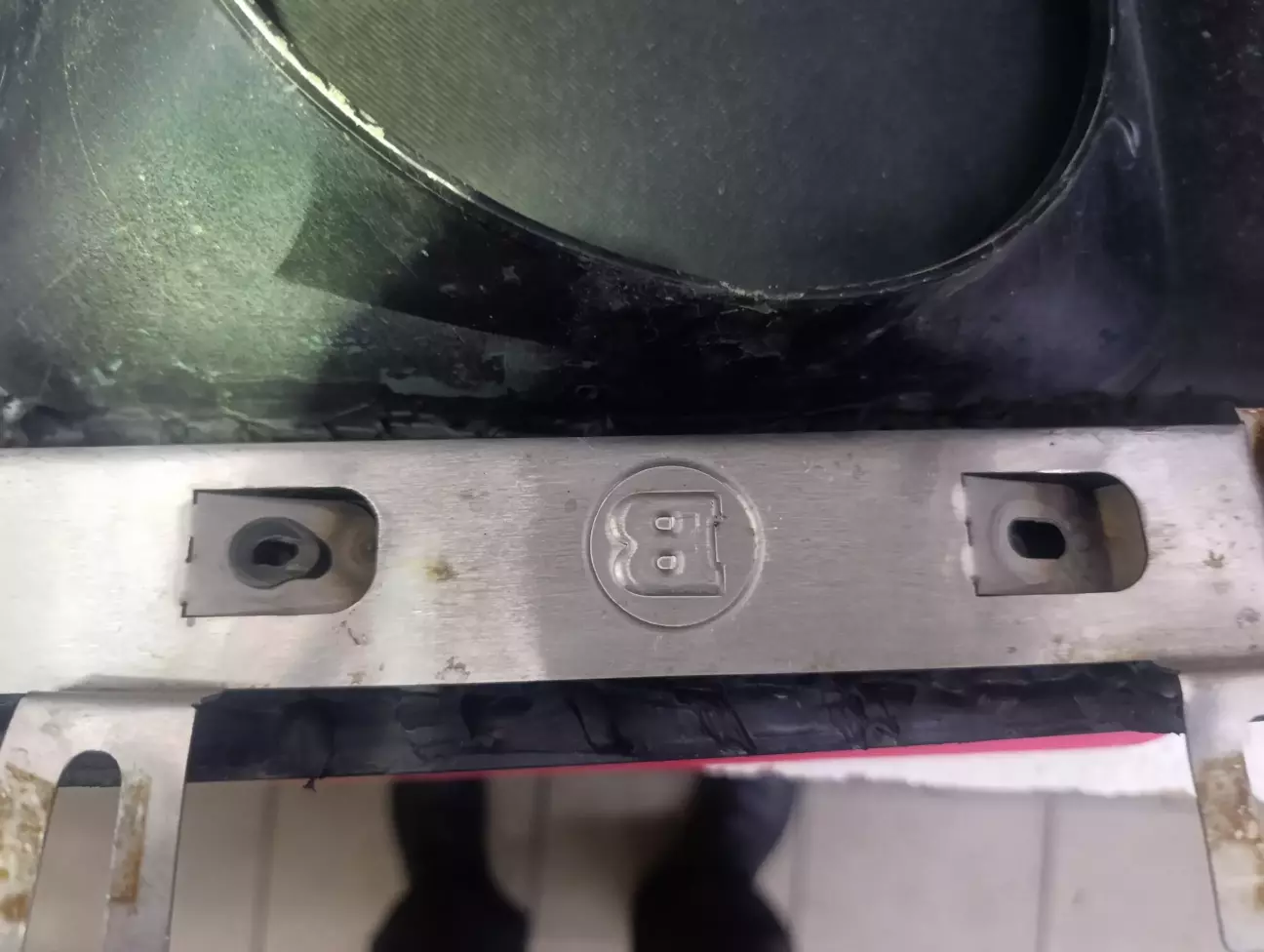 Отут мають бути по заводу саморізи, їх не було тому хтось намазав герметиком